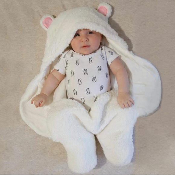 Newborn bear hooded swaddle blanket - Picture 6 of 8